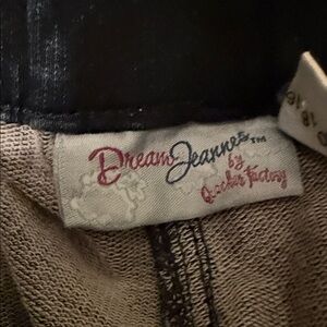 Dream Jeanne’s by Quacker Factory- Denim capri Pants in size small